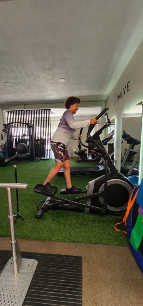 Paciente entrena en máquina elíptica durante su readaptación deportiva en Lumive Fisioterapia San Juan del Río