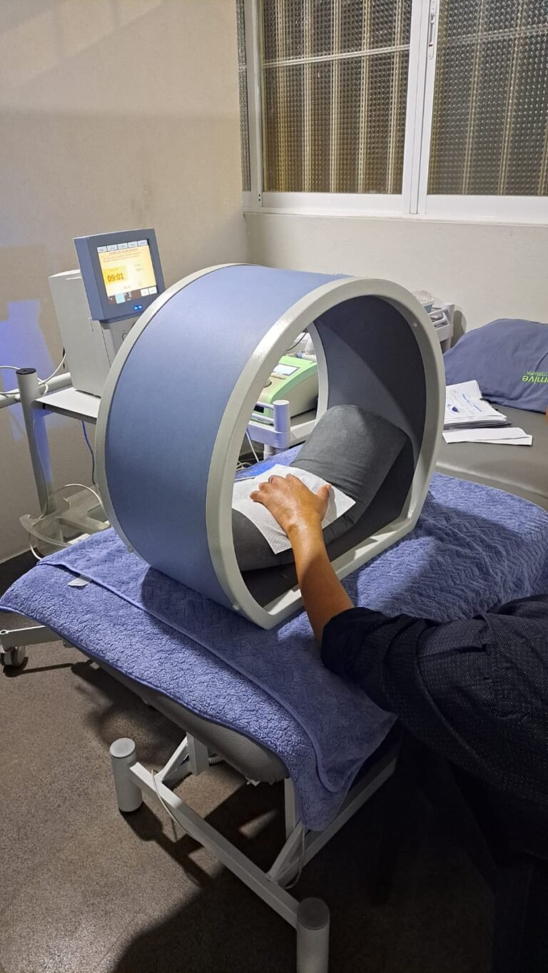 Paciente recibe magnetoterapia en la mano durante su rehabilitación postquirúrgica en Lumive Fisioterapia