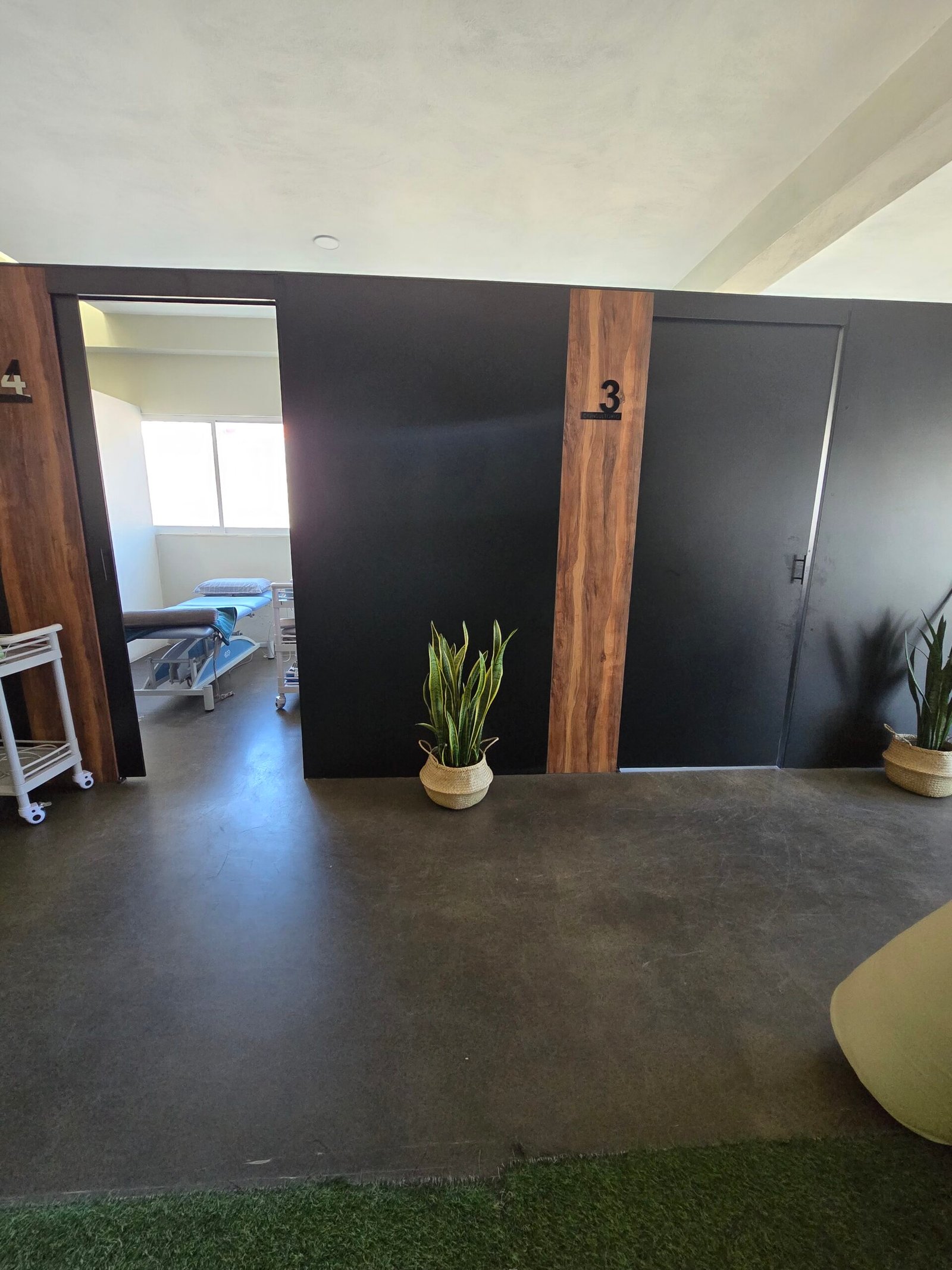 Pasillo y consultorios privados de fisioterapia en Lumive Fisioterapia San Juan del Río, Querétaro
