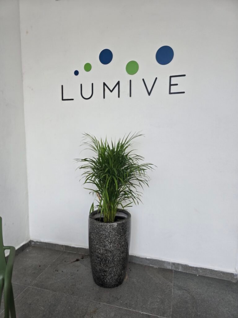 Recepción con logotipo de Lumive Fisioterapia en la sede de Juriquilla, Querétaro