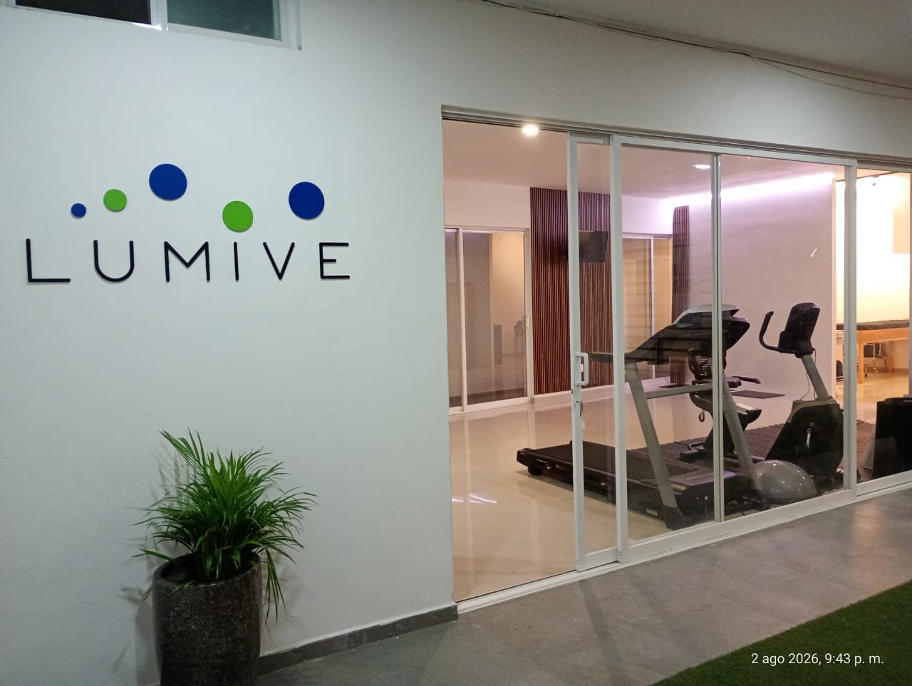 Entrada de Lumive Juriquilla con logotipo y vista al área de rehabilitación