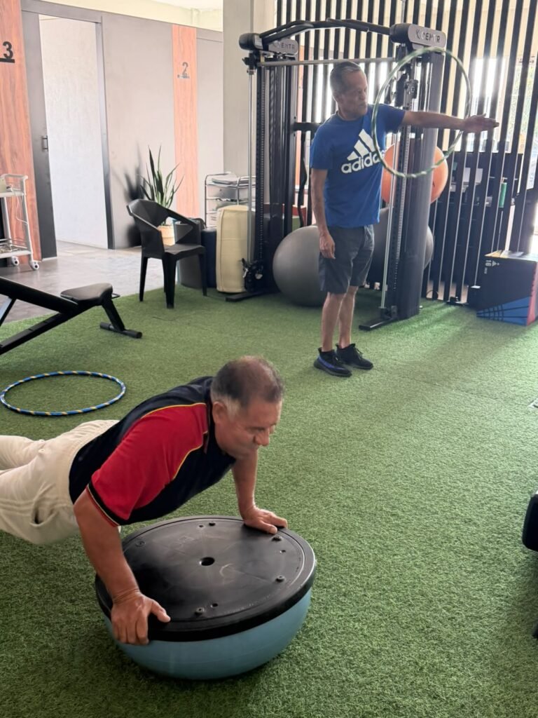 Paciente realiza ejercicio de fuerza y estabilidad sobre bosu para prevenir recaídas en Lumive Fisioterapia