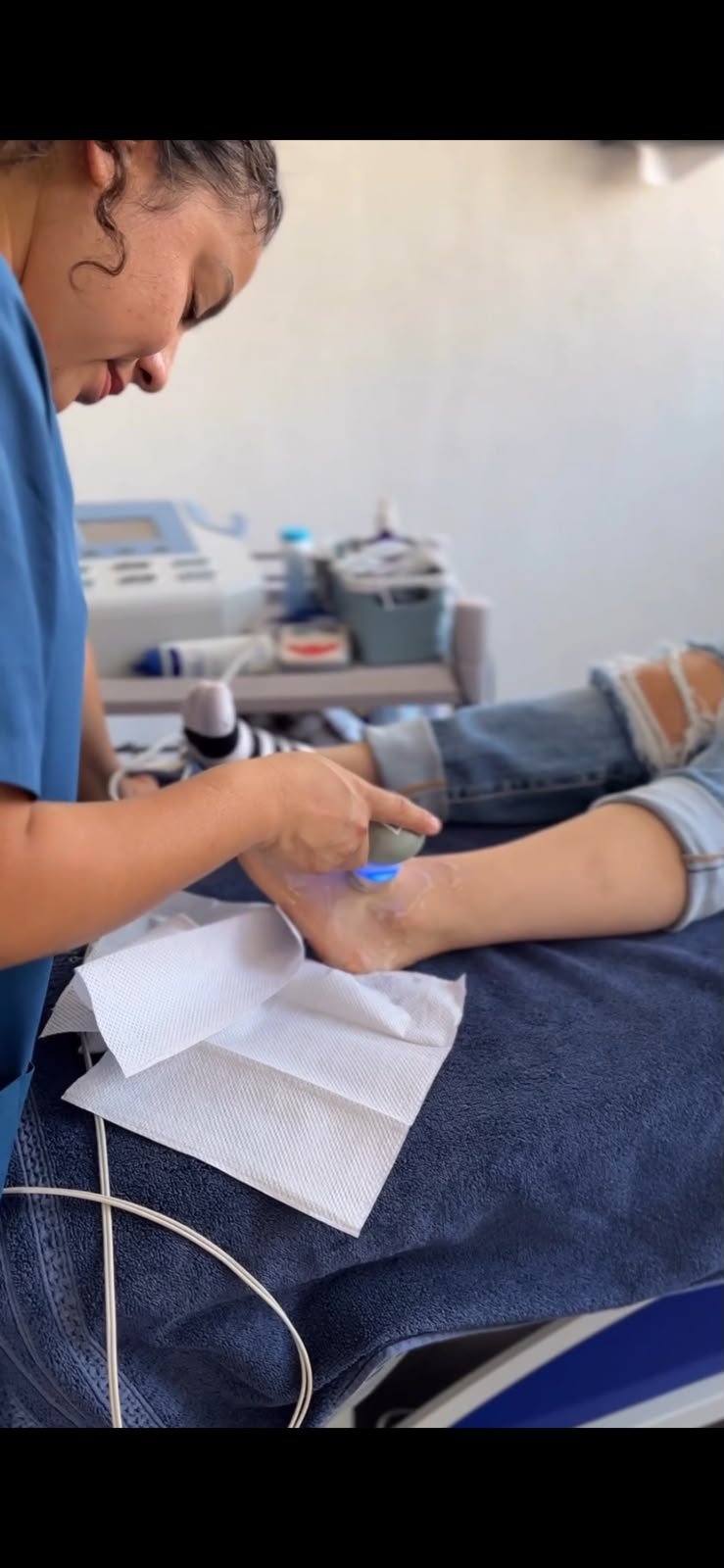 Fisioterapeuta aplica ultrasonido terapéutico en la pierna de paciente durante su rehabilitación postquirúrgica en Lumive Fisioterapia