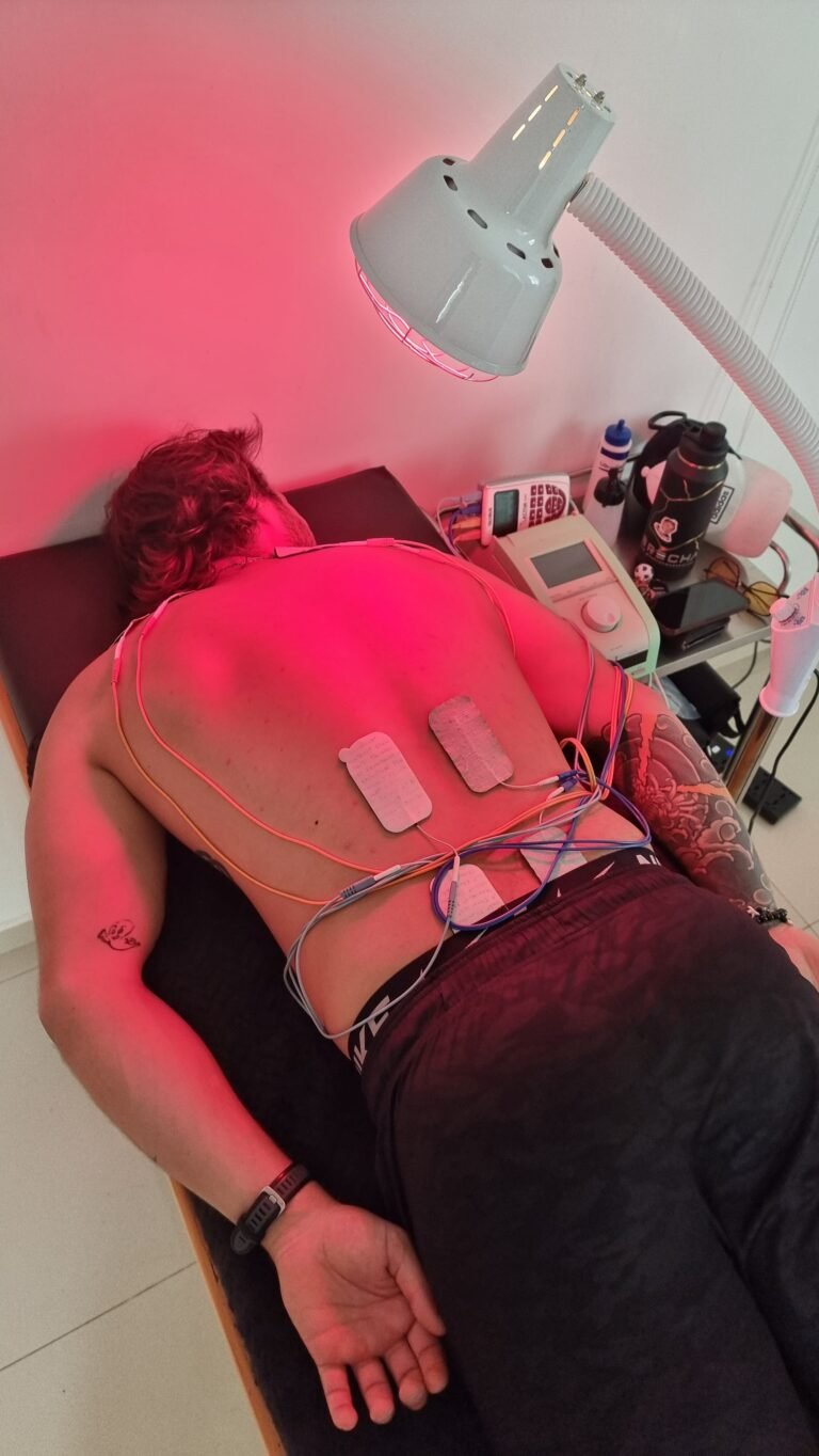 Paciente recibe terapia con luz infrarroja y electroterapia en la espalda baja en Lumive Fisioterapia Juriquilla, Querétaro