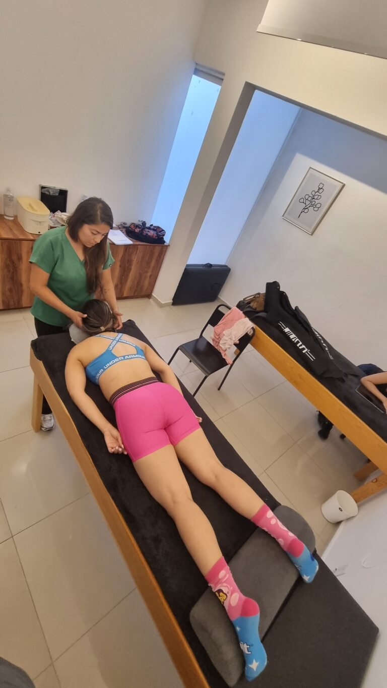 Fisioterapeuta realiza terapia manual a paciente recostada en camilla en Lumive Fisioterapia Juriquilla, Querétaro